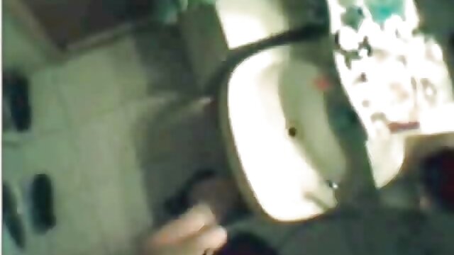 زیبایی دوربین مخفی سکسی در دستشویی مو قرمز برای آزادی خود یک افسر مرزی را سوار می کند